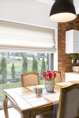 Rahat bir yemek salonunda çay tadı daha güzel