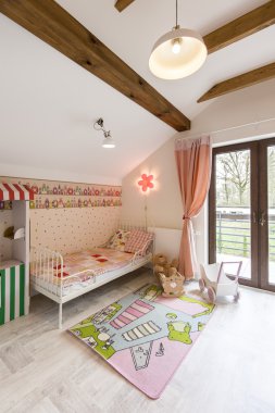 Şık oturma odasında küçük Prenses