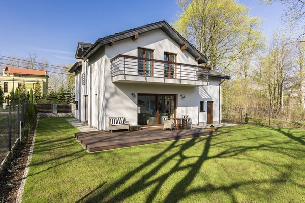 Groot één verdieping huis met tuin — Stockfoto