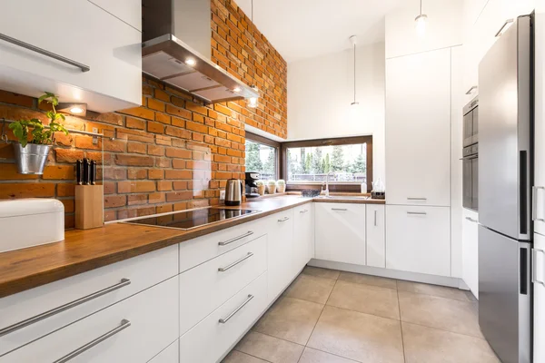 Cozinha moderna projetada com tijolo — Fotografia de Stock