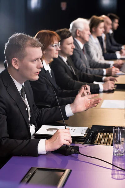 Beantwoorden van lastige vragen van een journalist van de pers — Stockfoto