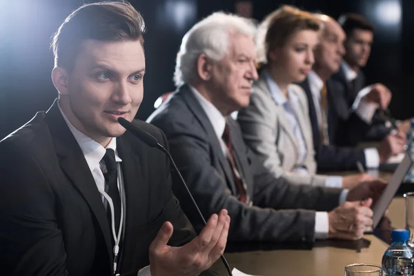 Avslutar den första dagen i ett politiskt toppmöte — Stockfoto