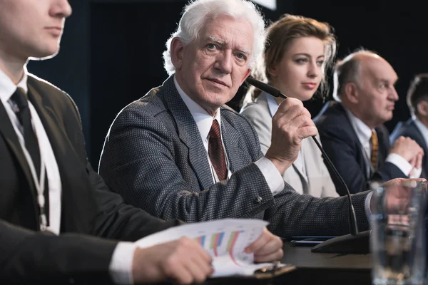 Profesor sénior anunciando sus hallazgos significativos — Foto de Stock