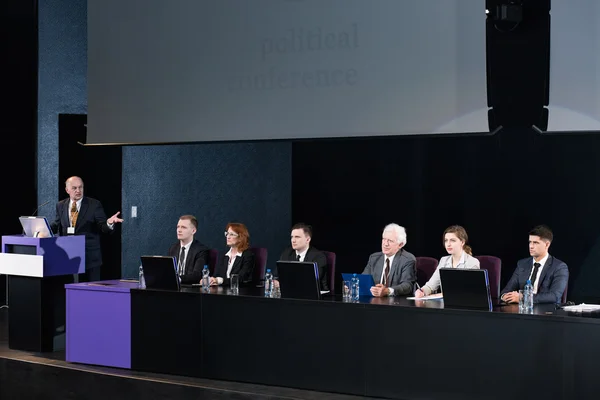 Politici verzameld om debat over cruciale kwesties — Stockfoto