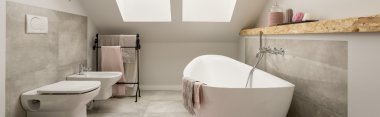 Rahat bir tavan arasında romantik banyo
