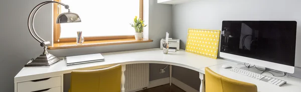 Pequeno escritório em casa para um casal freelancer — Fotografia de Stock