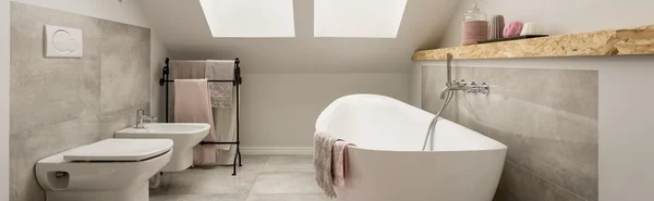 Baño romántico en un ático acogedor — Foto de Stock