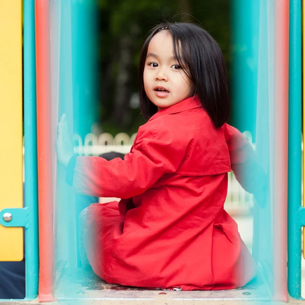 Asiatisk tjej att ha kul på lekplats — Stockfoto