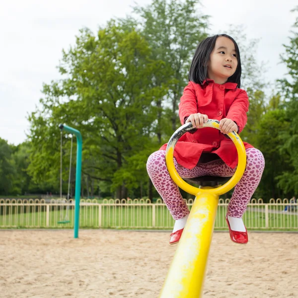Девушка на детской площадке — стоковое фото