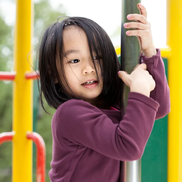 Kleine Aziatische Dame op een speelplaats — Stockfoto