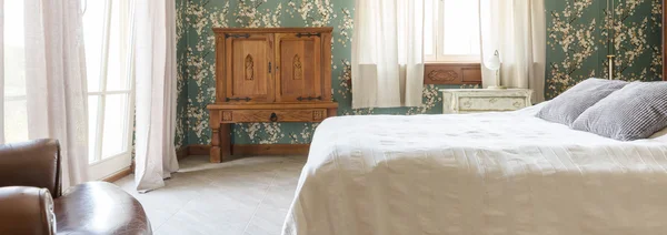 Ein Hauch von Klassik im Schlafzimmer — Stockfoto