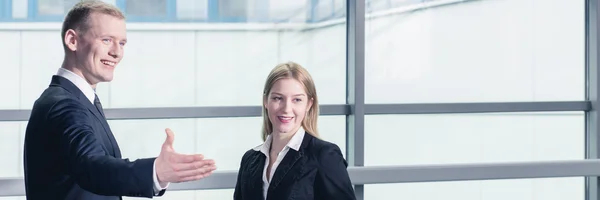 Empresário convidando para o escritório — Fotografia de Stock