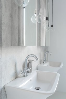 Beton bir evde modern banyo