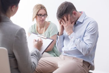 Zor koşullar tarafından harap duygu