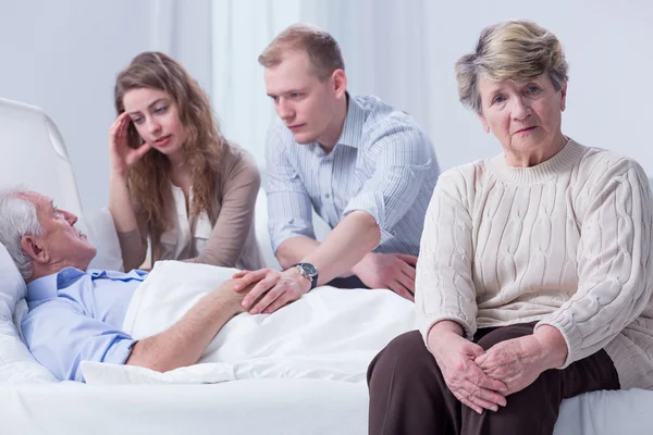 Compartir apoyo y amor con su abuelo — Foto de Stock