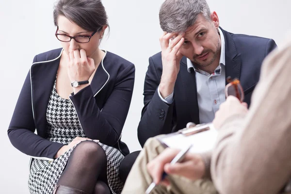 Matrimonio de clase alta que busca la ayuda de un mediador — Foto de Stock