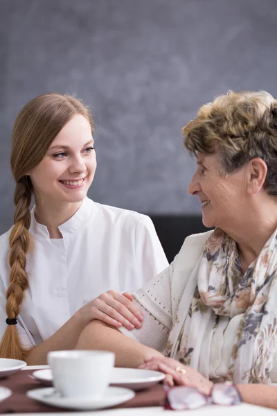 Seniorin mit professioneller Heimunterbringung — Stockfoto