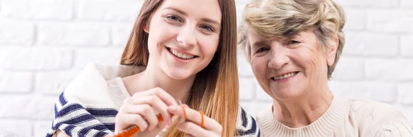 Lavorare a maglia insieme come divertimento intergenerazionale — Foto Stock