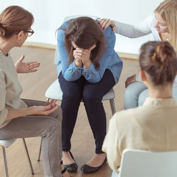 Плач во время групповой терапии — стоковое фото