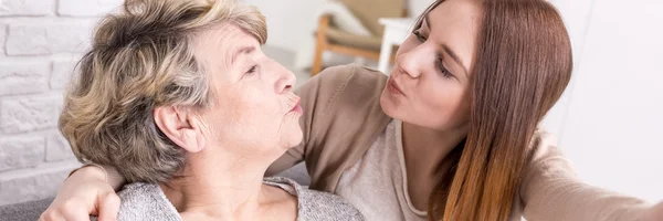 Foto autofoto intergeneracional con cara de beso — Foto de Stock