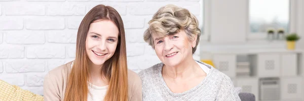 Fille heureuse et sa grand-mère — Photo