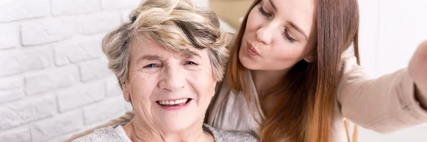 Dulce foto selfie con la abuela — Foto de Stock