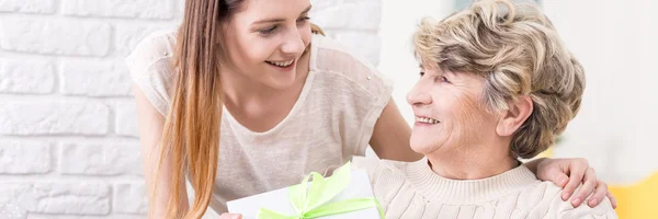 Visiter grand-mère dans son anniversaire — Photo