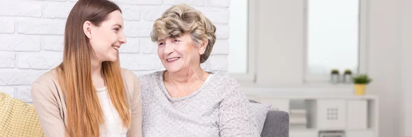 Внучка и бабушка смеются вместе — стоковое фото