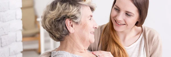 Besteding van de middag met oma — Stockfoto