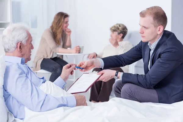 Confirming his last will in the presence of the notary — Stock Photo, Image