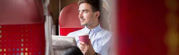電車の中、コーヒーを飲みながら — ストック写真
