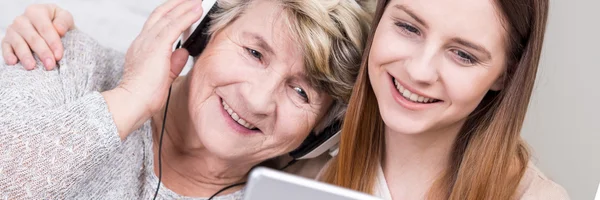 Två generationer av kvinnor lyssnar musik tillsammans — Stockfoto