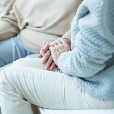 Tutan kadın erkek yaşlı