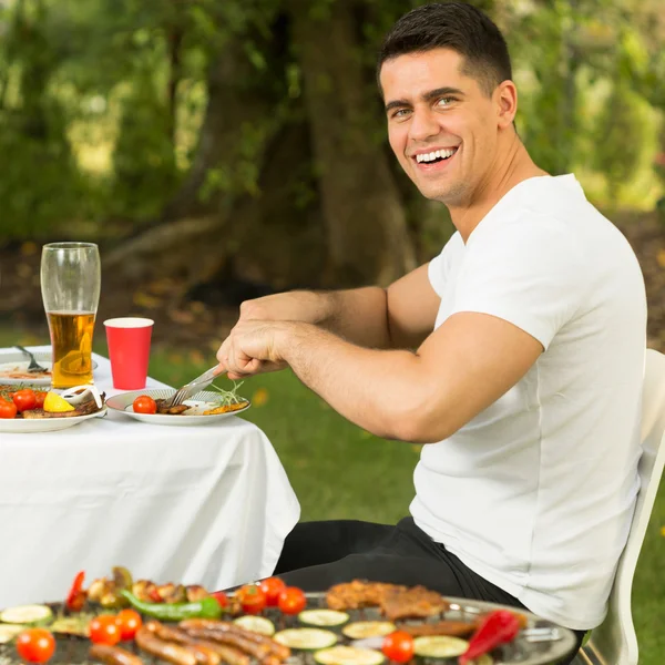 Hombre y cena afuera —  Fotos de Stock