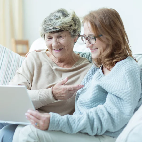 Kızı ve annesi ile bilgisayar