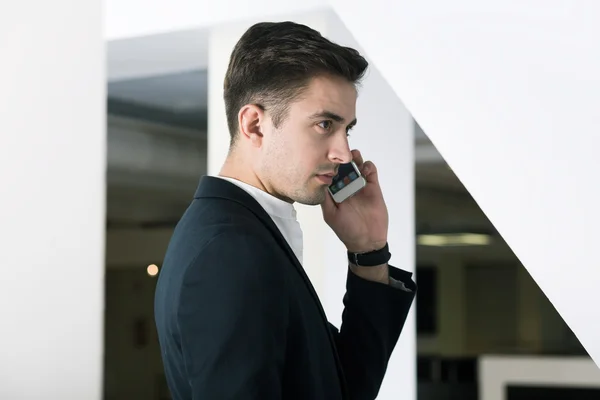 Joven y exitoso gerente de la gran empresa — Foto de Stock