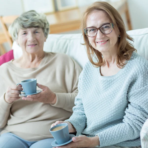 Ältere Freunde trinken Kaffee — Stockfoto