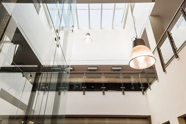 Voelt professioneel in dit gebouw van metaal en glas — Stockfoto
