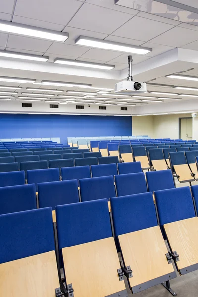 Bekväma säten för studenter att lyssna på föreläsningen — Stockfoto