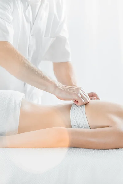 Professional terug massage in spa — Stockfoto