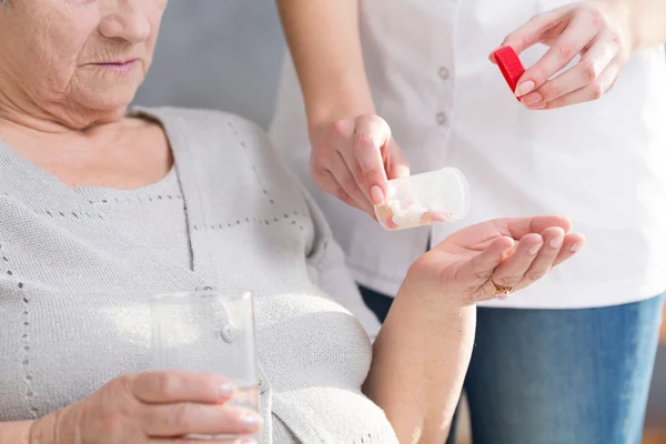 Vrouw geven geneeskunde — Stockfoto