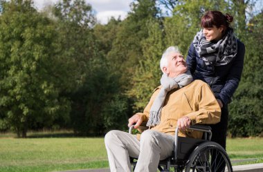 Kadın destek adam tekerlekli sandalye üzerinde