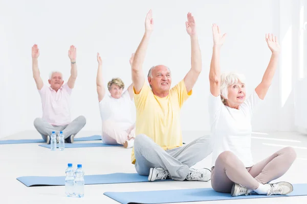 Si può fare yoga a qualsiasi età — Foto Stock