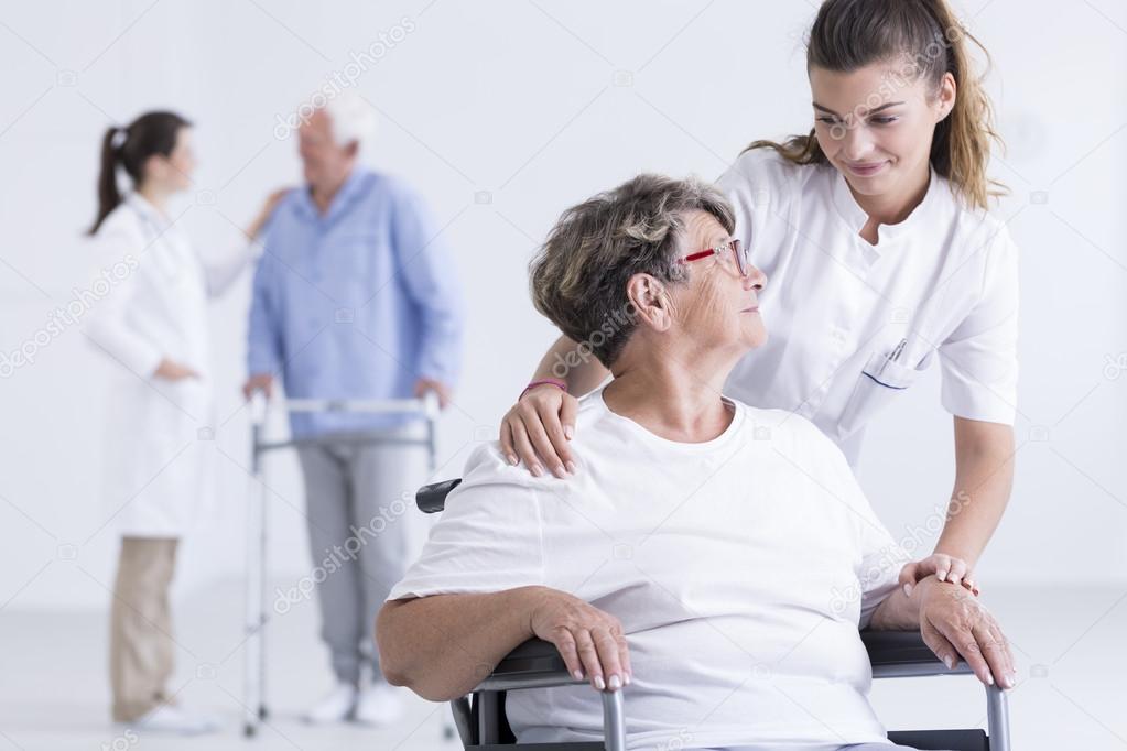 мед сестра и пожилдой пац. аспекты современного сестринского ухода. младшая медсестра по уходу за больными. медицинская сестра и пациент. послеоперационный период.