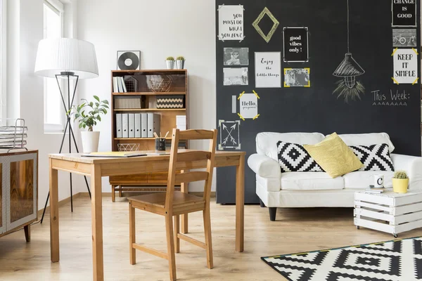 Houten soorten meubelen maken deze plek stijlvolle — Stockfoto