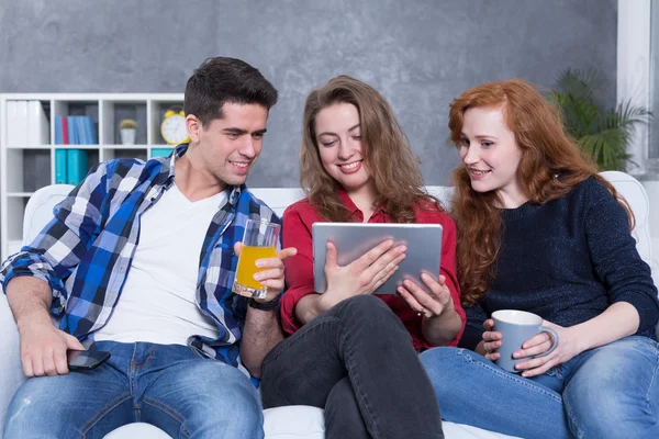 Middag met vrienden en technologie — Stockfoto