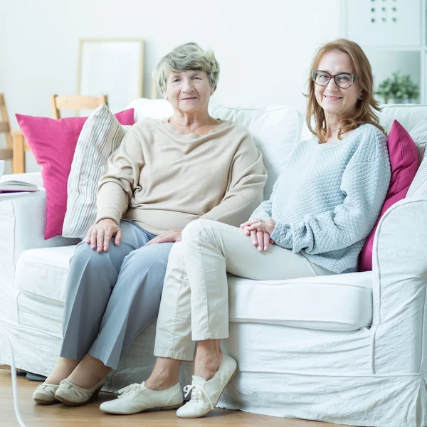 Donna anziana con la sua badante — Foto Stock