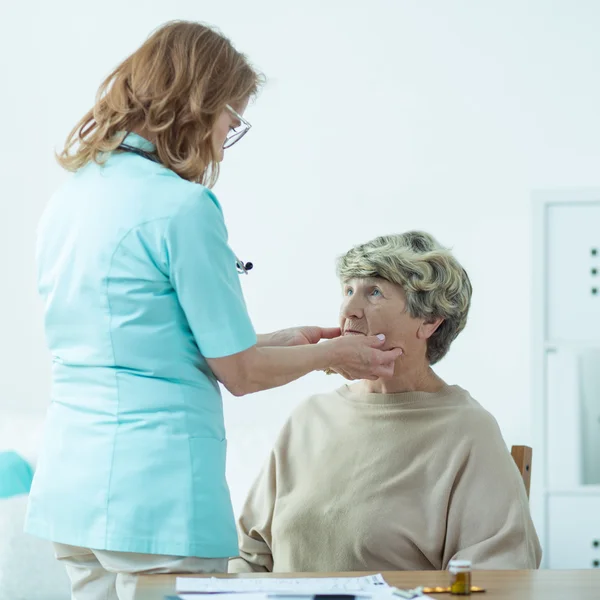 Senior senhora examinada pelo médico — Fotografia de Stock