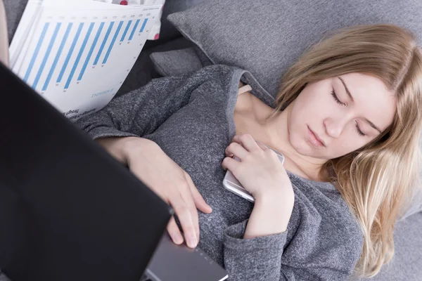 Demasiado cansado para continuar el trabajo que requiere concentración — Foto de Stock