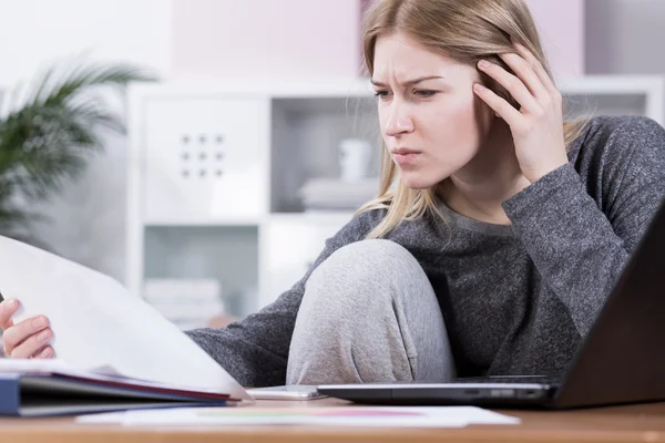 Ta extra arbete hem för helgen — Stockfoto